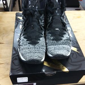 Nike Lebron 17 oreo